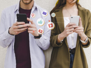 iconos-de-notificacion-movil-entre-hombre-y-mujer-usando-telefono-celular.jpg