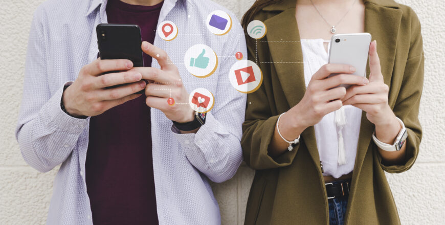 iconos-de-notificacion-movil-entre-hombre-y-mujer-usando-telefono-celular.jpg